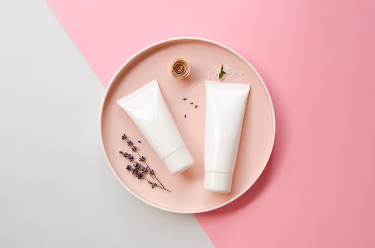 White creams lie on a plate